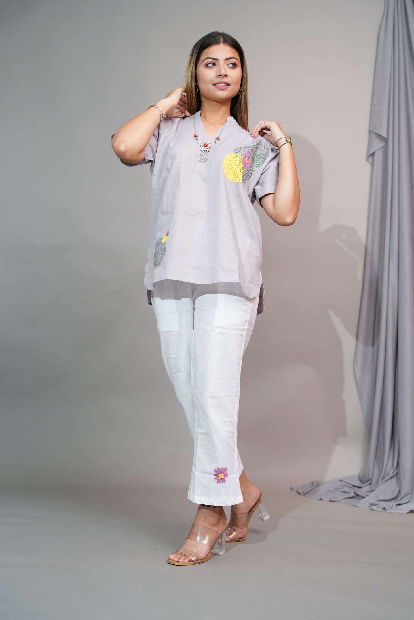 Grey printed kaftan top with white pants